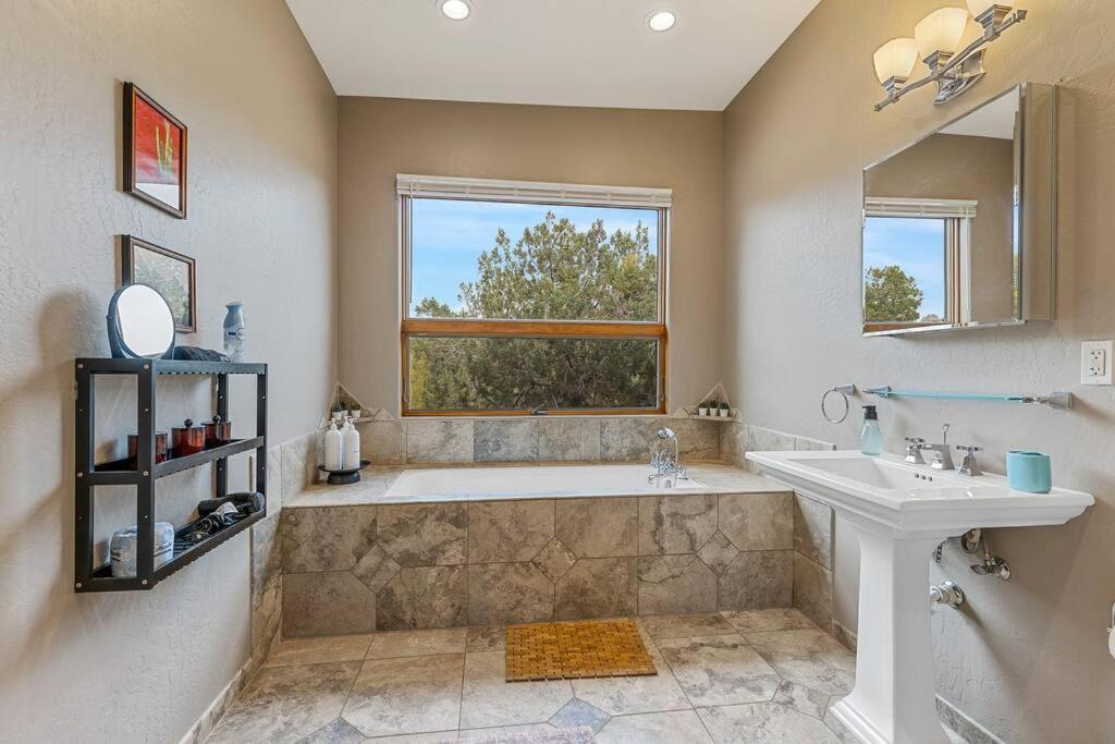 Close To Fresh Creek! Sleeps 12 ~ Amazing Views W/Serene Open Space ~ Hot Tub + Game Room ~ Trails Outside Sedona Eksteriør bilde