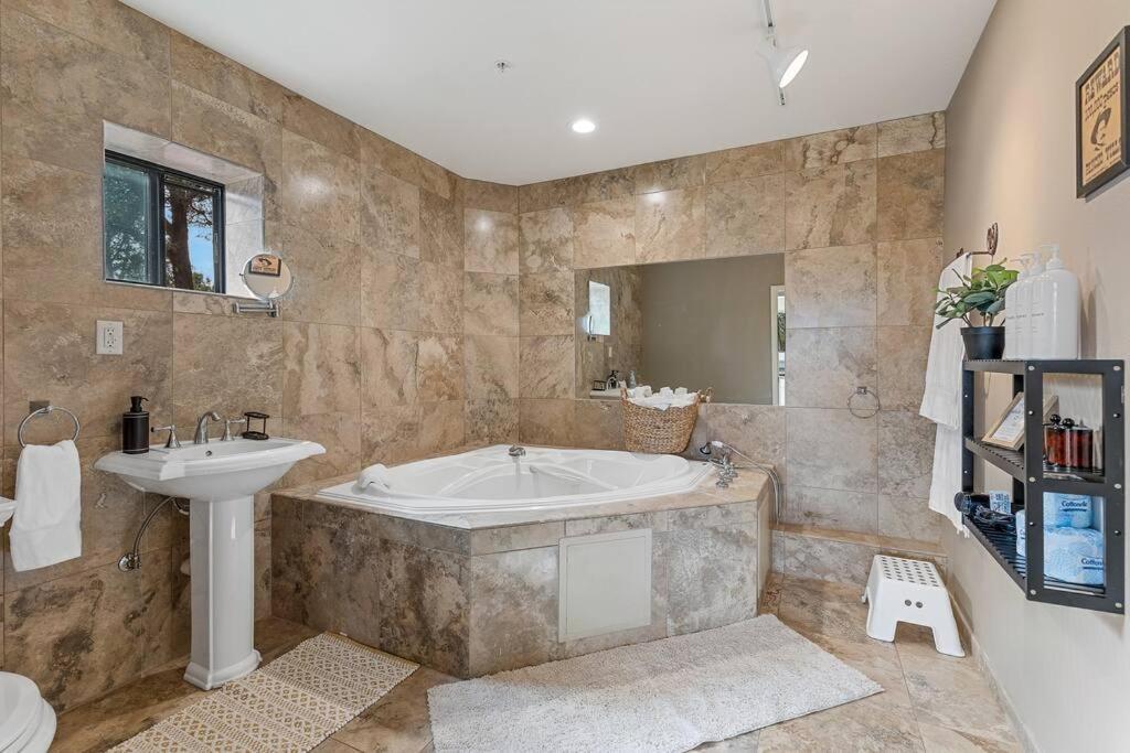 Close To Fresh Creek! Sleeps 12 ~ Amazing Views W/Serene Open Space ~ Hot Tub + Game Room ~ Trails Outside Sedona Eksteriør bilde